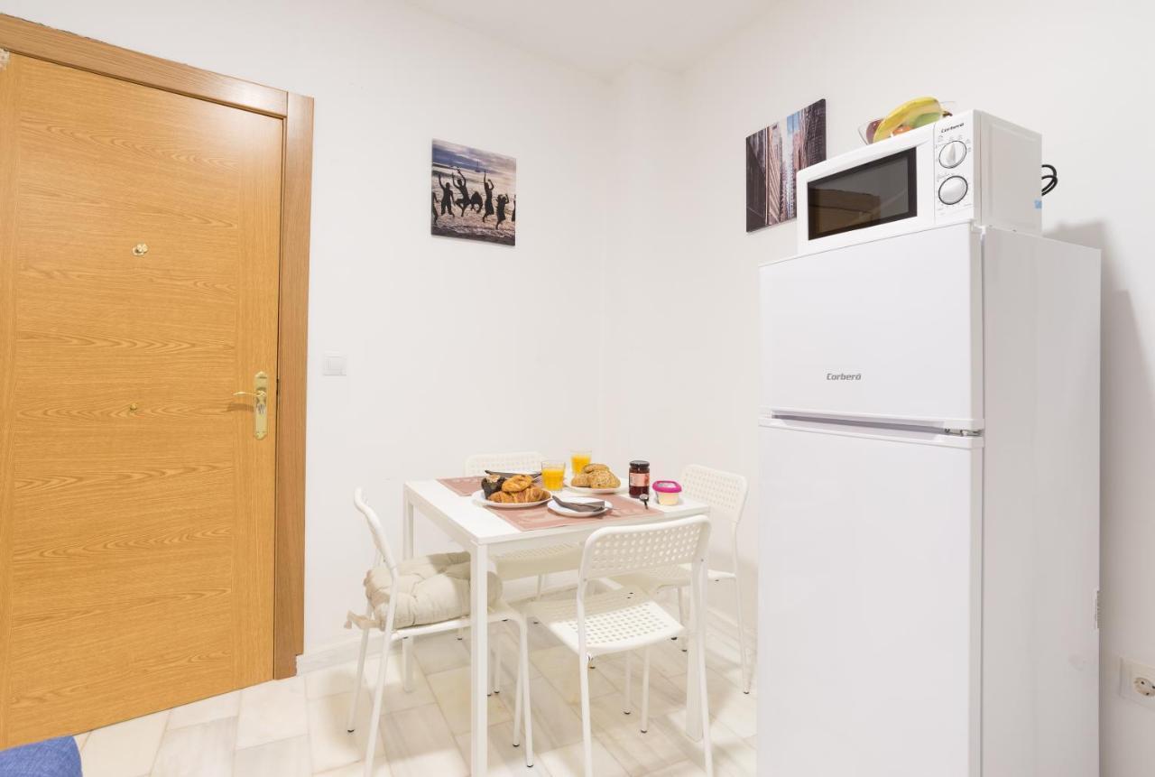 Ole Hostels Malaga Zambrano Экстерьер фото