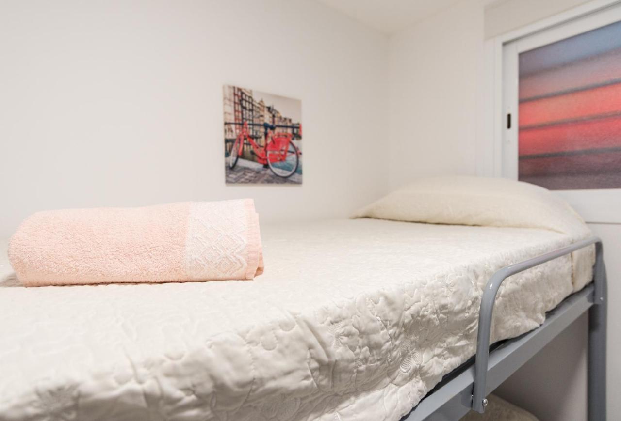 Ole Hostels Malaga Zambrano Экстерьер фото