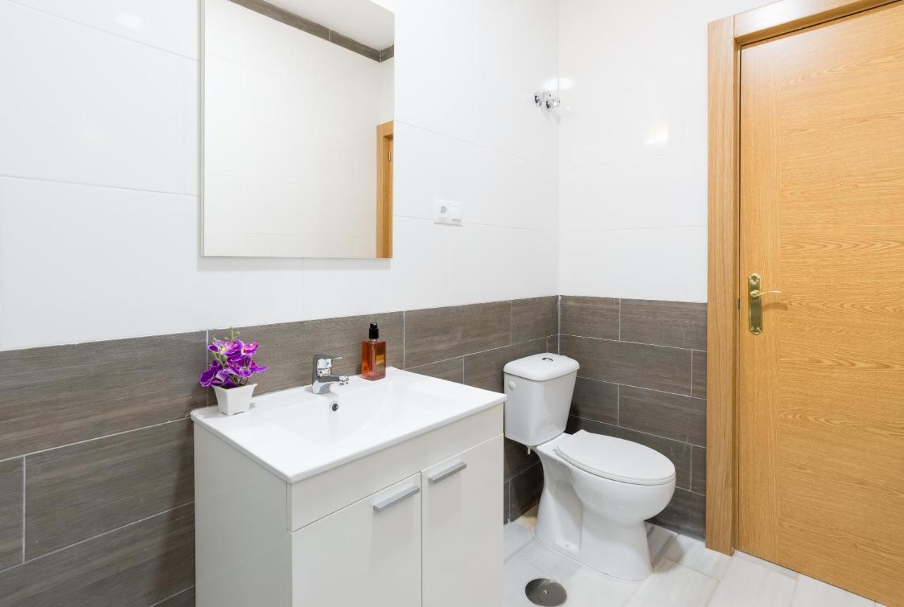 Ole Hostels Malaga Zambrano Экстерьер фото